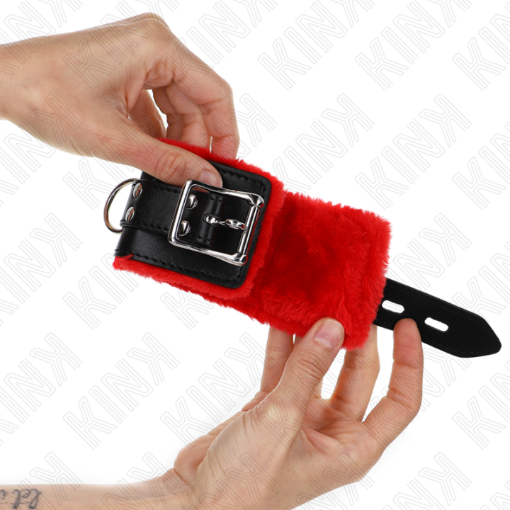 Kink - Okladki na Nadgarstki Wykladzone Futrem z Kwadratowymi Otworami Czerwony i Czarny Pasek z Regulacja 17-29 cm x 6 cm
